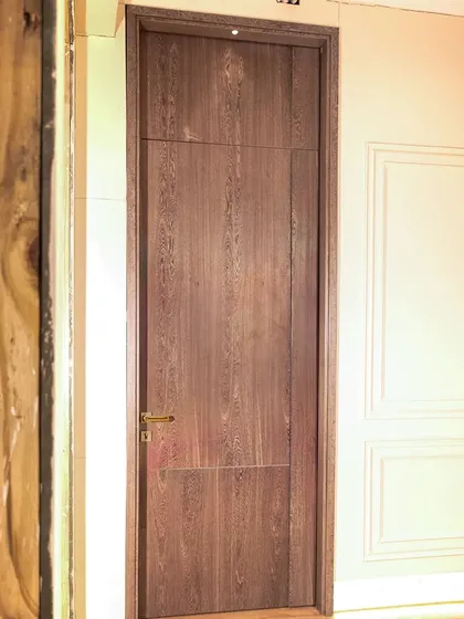 This 10-foot tall Sucupira Balentino veneer door is a great example of a custom, large-format project. Its height and simple design create a sense of grandeur.