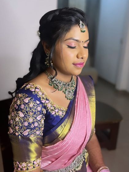 A close-up of Sneha's beautiful makeup and jewellery. The green stones in the choker perfectly complement her look.