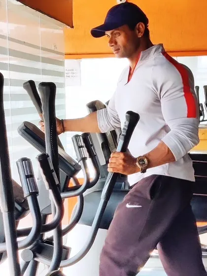 Cross trainer pe cardio. Yeh ek low impact exercise hai jo joints pe easy rehti hai.