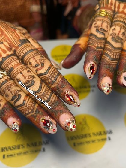 Designed to stand out against beautiful mehendi, this set uses a nude base to make the ruby-red and silver gemstones pop. It’s a glamorous and festive choice for any Indian bride.