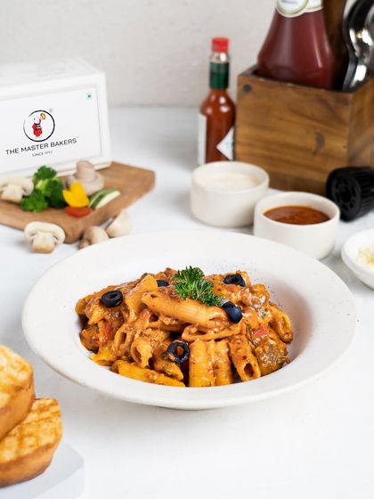 Our Mixed Sauce Pasta is the best of both worlds, combining the richness of white sauce with the tanginess of red sauce. This penne pasta is loaded with olives and fresh vegetables.