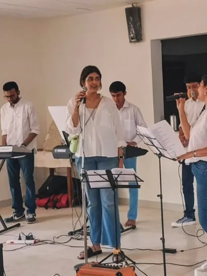 Another angle of our Bollywood tribute band in action. The collaboration between singers and musicians is a key part of our band coaching.