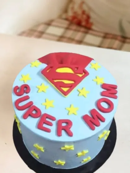 Another version of my popular "Super Mom" cake. This bento-sized cake is perfect for a smaller, more personal Mother's Day celebration.