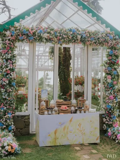 We believe the guest experience is paramount. For this hill-station Mehendi, we curated a custom bakery cart featuring handpicked treats from local Landour and Dehradun bakeries, giving guests a sweet taste of the region.