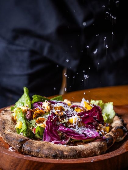 For those who like it light yet flavorful, our pizza topped with a fresh salad is the perfect compromise. You get the crunch of the crust and the freshness of greens all in one.