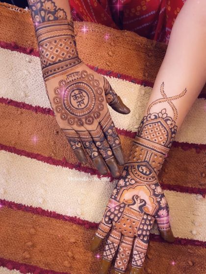 Here you can see the two hands together, one with the bride's name and the other with a beautiful peacock and jharokha design, creating a lovely asymmetrical look.