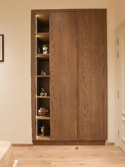 This elegant veneer wardrobe includes an open display niche with integrated lighting. It's a perfect spot for showcasing decorative items or keeping everyday essentials within reach.