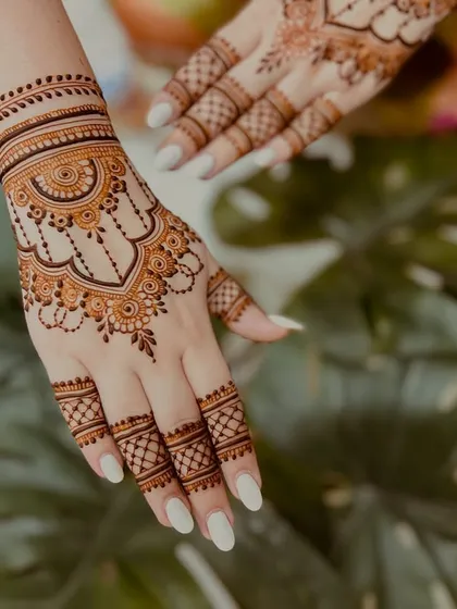 For the modern bride who loves elegance. This chic, jewellery-like design on the back of the hand is perfect for an engagement or for a bride who prefers a minimalist aesthetic.