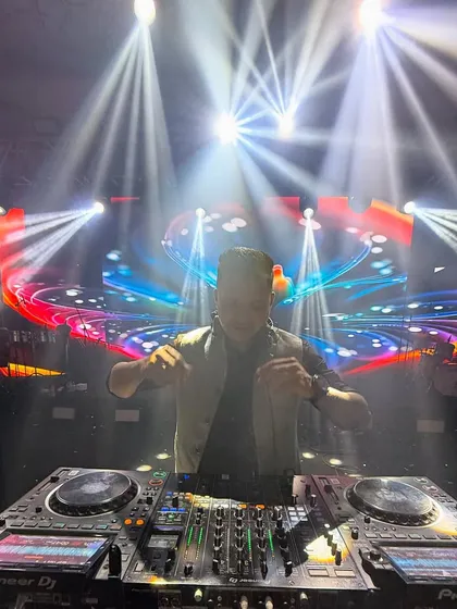 In the zone, surrounded by an impressive light show at a sangeet in Singapore. A great production setup elevates the entire experience for you and your guests.