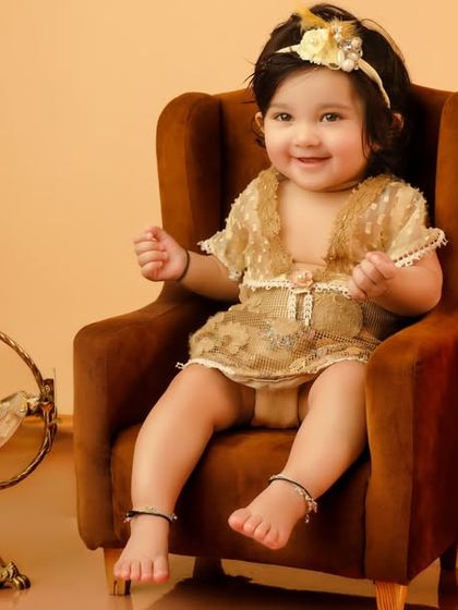 A touch of gold and a heart of bloom. This royal-themed setup features a rich color palette and elegant props for a luxurious baby portrait.