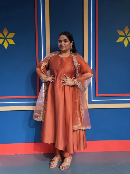 Had a fantastic time getting the hilarious Sumukhi Suresh ready for the Amazon Great Indian Sale Live. We went for a festive and bright look with glowing skin and defined eyes to match her beautiful rust-colored outfit.