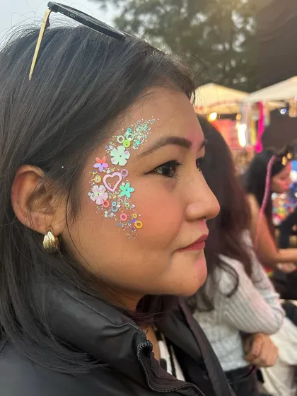 This design with glittery flowers and a heart is so cute and whimsical. Perfect for the fun, carefree vibe of a flea market.