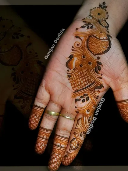 A quick and beautiful Arabic mehendi design. The pattern flows diagonally across the hand, which is a classic characteristic of this style.