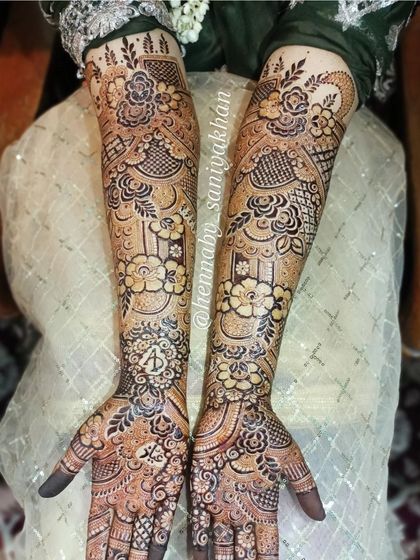 The full view of this personalized bridal mehendi.