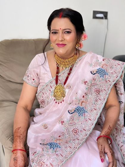 Beautiful makeup for the mother of the groom on his engagement day.