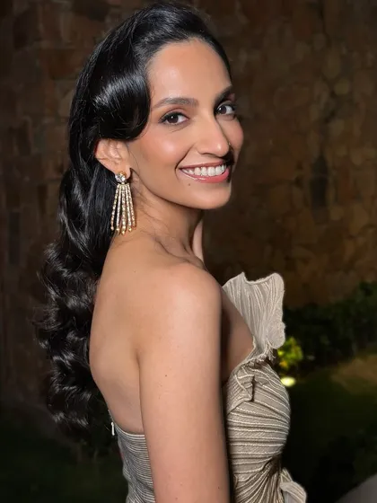 Where vintage meets modern sophistication. This retro hairstyle paired with a radiant, natural makeup look is perfect for a chic cocktail party or wedding reception.