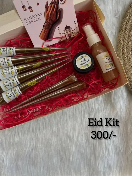 A beautifully packaged Eid Kit, perfect for gifting. This set includes organic cones, nail cones, and aftercare products in a festive box.