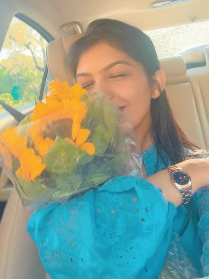 Flowers and a pretty dress, a perfect combination. This shows how a simple accessory like a bouquet can complete your look.