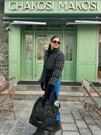 My full winter outfit in front of the charming 'Chakosi Makosi' cafe in Kashmir.