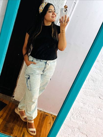 A mirror selfie from my trip to the mountains. A simple black top, cargo pants, and a headband is an easy and stylish outfit for exploring.