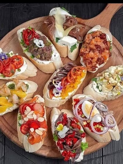 Our assorted bruschetta and crostini platter offers a burst of different flavours. We use a variety of fresh toppings like tomato and basil, olive tapenade, and smoked salmon to create these delicious open-faced sandwiches.