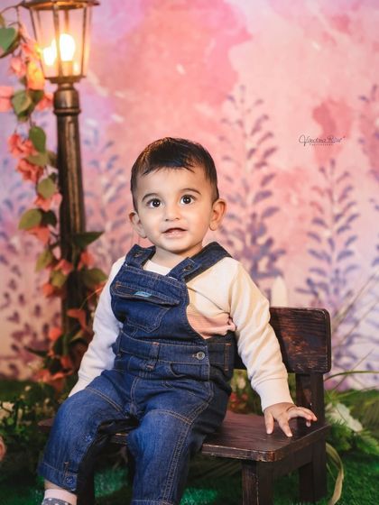 This gallery displays the versatility of our garden and teepee sets. From lush green turf and floral backgrounds to cozy lace teepees and wicker chairs, you can create the perfect indoor "outdoor" shoot.