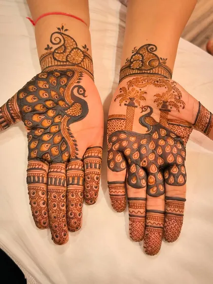 The peacock is a timeless and classic motif in Indian mehndi. In this design, I made it the hero, with bold, flowing feathers covering the entire palm for a dramatic and artistic statement.