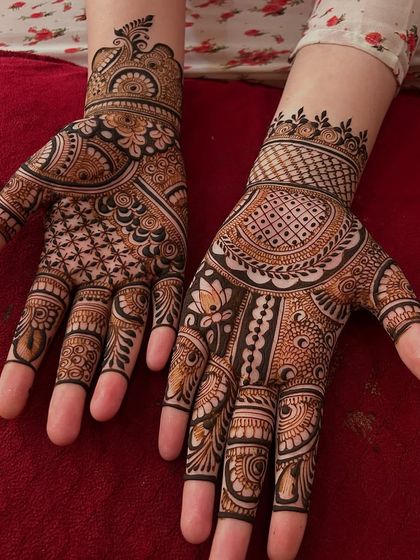 A beautiful Sawan special design with a mix of traditional Rajasthani and Arabic styles. The patterns are dense on one hand and more open on the other, offering a unique look.