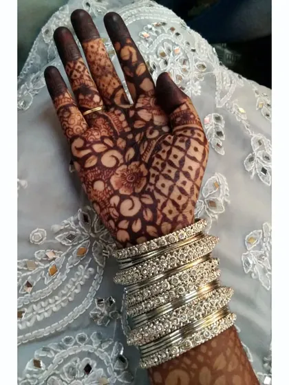 I love how this floral and jaal pattern developed into such a dark stain. Paired with silver bangles, the rich color of the mehndi really stands out.