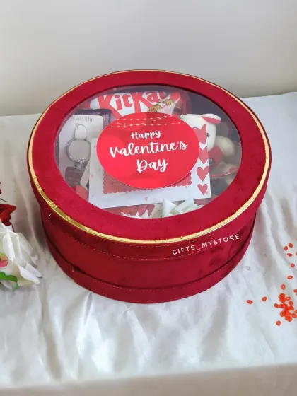 A perfect Valentine's combo gift for your partner, packed in a luxurious red velvet round box.