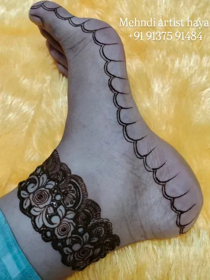 Another view of the floral anklet, paired with a simple scalloped border along the side of the foot.