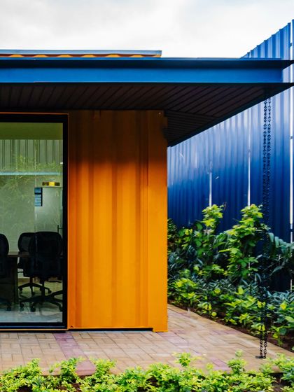 This detail shot shows the contrast between the industrial corrugated container wall and the warm, wood-finish cladding on the Prestige office. We use a variety of materials to create visually interesting and modern facades.