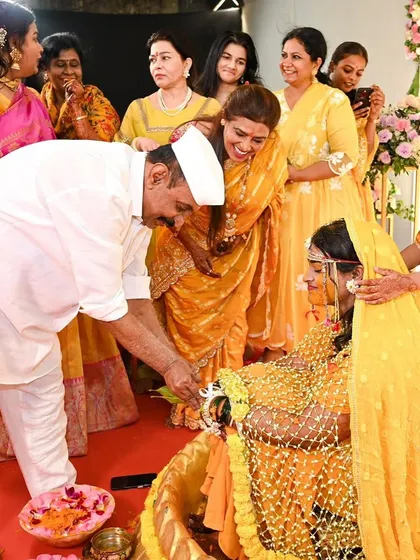 A heartwarming Haldi moment, with the bride looking beautiful in our fresh flower shela.