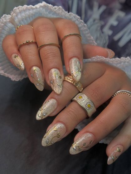 A detailed close-up showing the tiny crystals placed within the chrome vine art, adding an extra touch of sparkle to this cat-eye set.