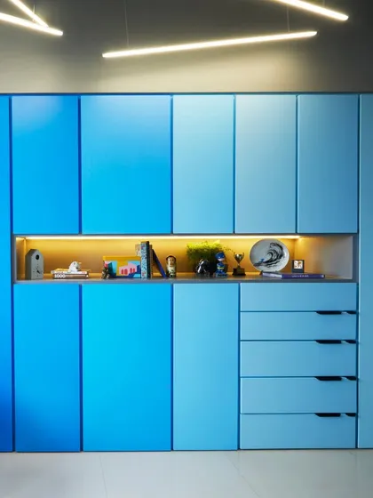 This custom wardrobe creates a dramatic focal point with its ombre blue finish. The design is contemporary and fun, with an illuminated niche in the middle to display favorite toys and trophies.