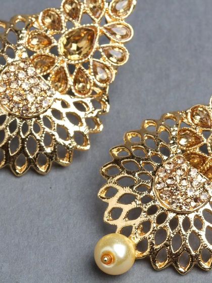 Another detailed shot of the golden filigree earrings.