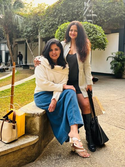 A lovely photo from our meetup. This outfit is a great example of winter layering that is both warm and stylish, combining a cozy sweater with a classic denim skirt.