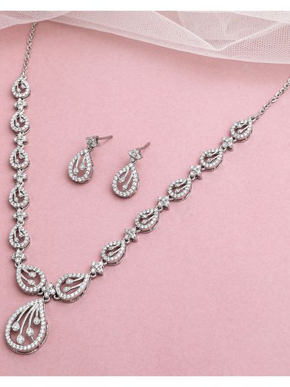 A classic diamond necklace set in a teardrop motif. The flowing design and brilliant sparkle make it a versatile choice for everything from cocktail parties to weddings.