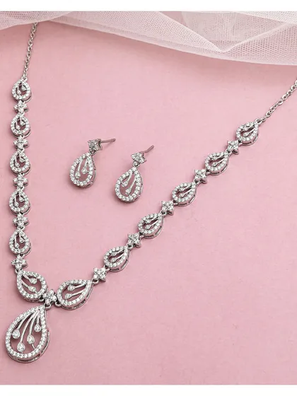 A classic diamond necklace set in a teardrop motif. The flowing design and brilliant sparkle make it a versatile choice for everything from cocktail parties to weddings.