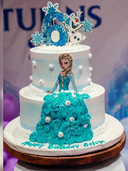 The Frozen cake for Sofiya's 6th birthday was a work of art, featuring Elsa and intricate snowflake details that perfectly matched the winter wonderland theme.
