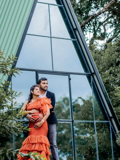 A powerful couple's pose in our Bronze gown. This dress is perfect for creating striking and memorable maternity photos.