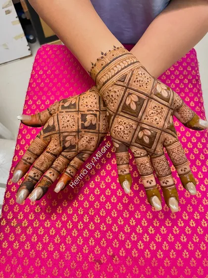A classic Karva Chauth design with a focus on geometric patterns. The repeating diamond shapes create a beautiful and intricate net-like effect.