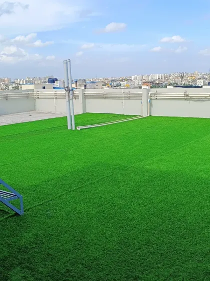 A sprawling rooftop in the city is instantly converted into a usable, low maintenance green lawn. Our premium artificial turf is perfect for large areas, providing a durable and beautiful surface year round.