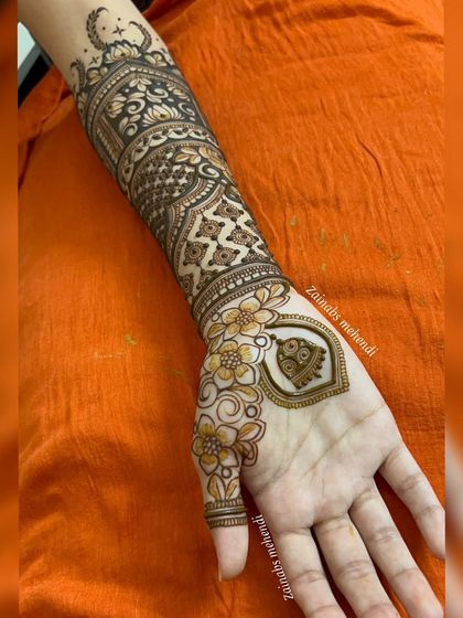 The full view of Maheen's hand, showing how the palm design connects to the arm.