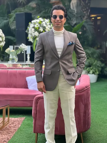 A stylish pose to welcome the new year. Here’s to making the next year even more banging and unforgettable.