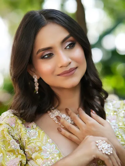 The complete soft glam look, featuring a neutral lip and defined eyes. It’s a versatile look that works for any special occasion.