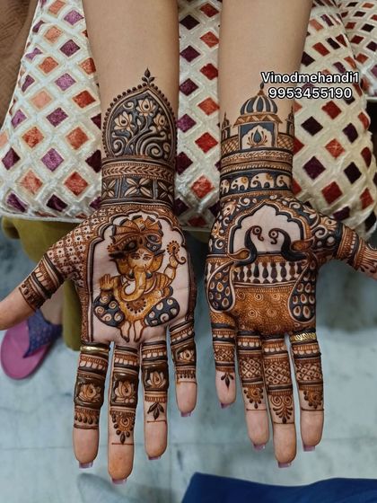 A similar design to the previous one, shown clearly on both hands. The Ganesha portrait brings blessings, while the peacock symbolizes grace and beauty.