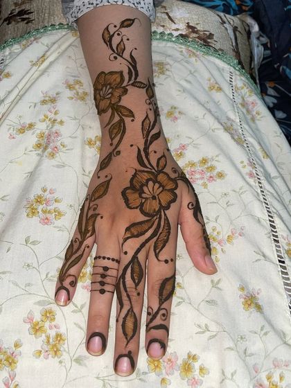 A single hand Gulf design, perfect for someone who wants an elegant but not overpowering look.