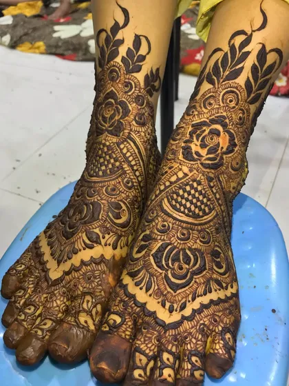Your bridal look isn't complete without mehendi on your feet. I create intricate designs that complement your hand mehendi, using classic motifs like roses, paisleys, and detailed netting to adorn your feet beautifully.