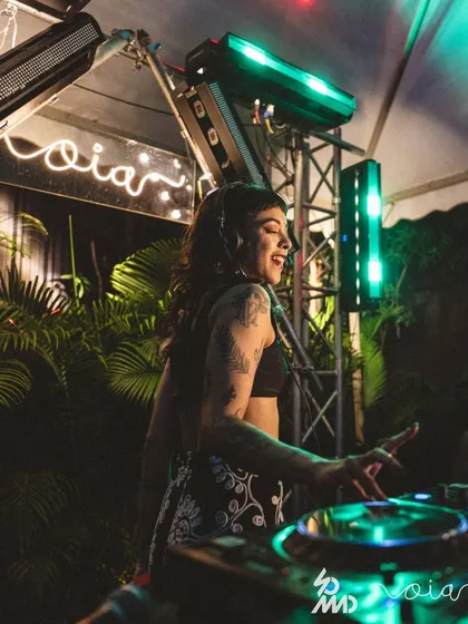 Whether it's a daytime pool party or a late-night club set, I'm all about the bouncy vibes. This was a super fun hang at a festival in Bengaluru.